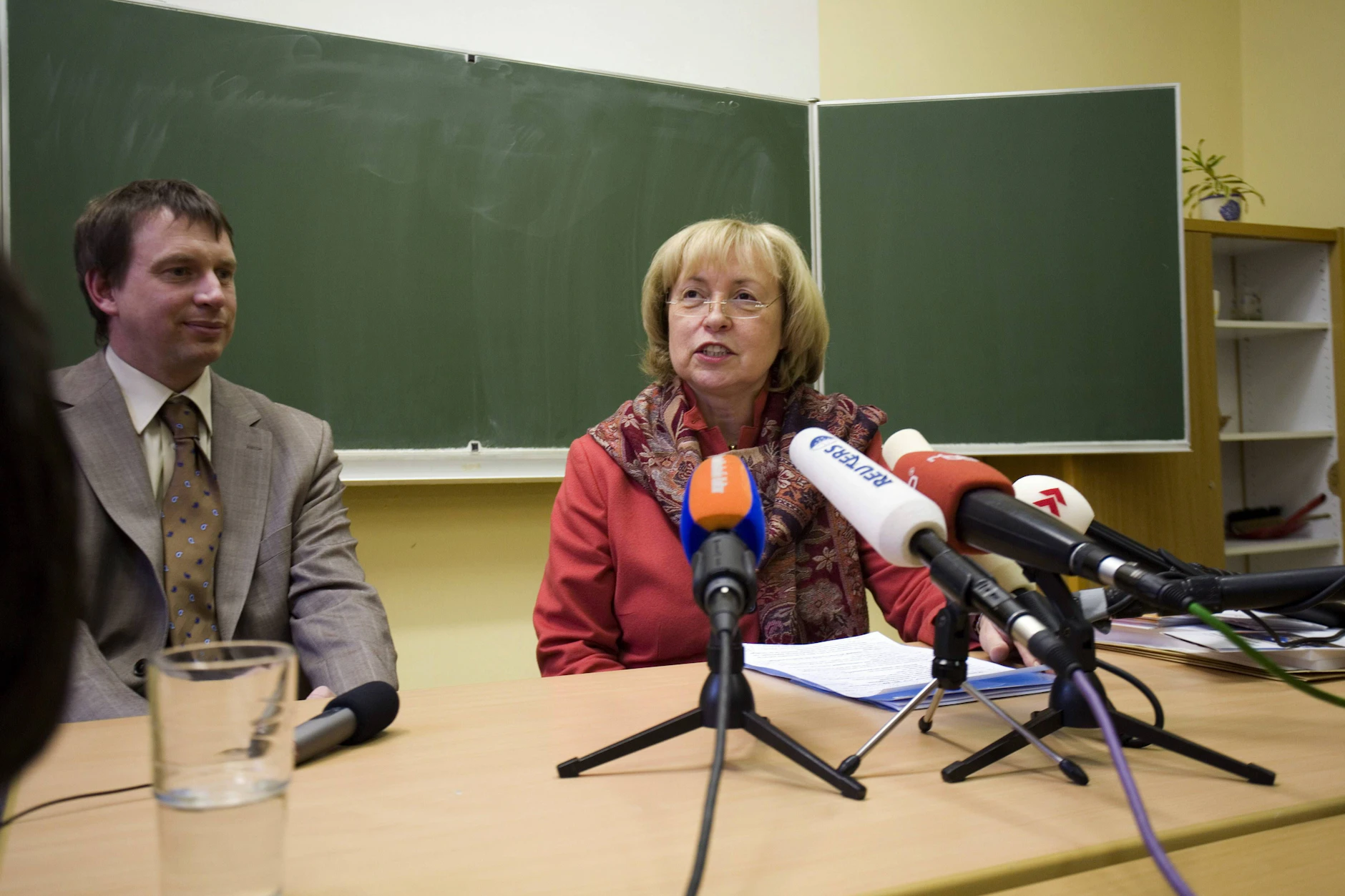 Aleksander Dzembritzki als Rektor der Rütli-Schule in Neukölln. Zu seinen Aufgaben gehören auch Pressekonferenzen, hier mit der damaligen Integrationsbeauftragte Maria Böhmer (CDU).