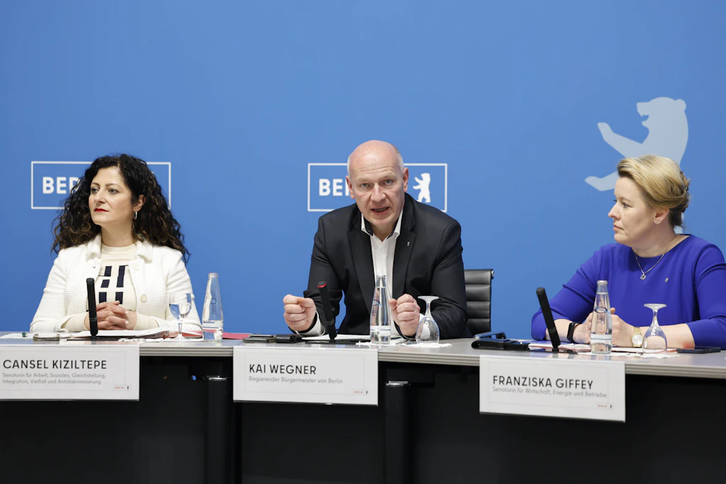 Pressekonferenz der Berliner Senatorin für Integration und Vielfalt Cansel Kiziltepe (SPD), Wirtschaftsministerin Franziska Giffey (SPD) und Oberbürgermeist Kai Wegner (CDU).