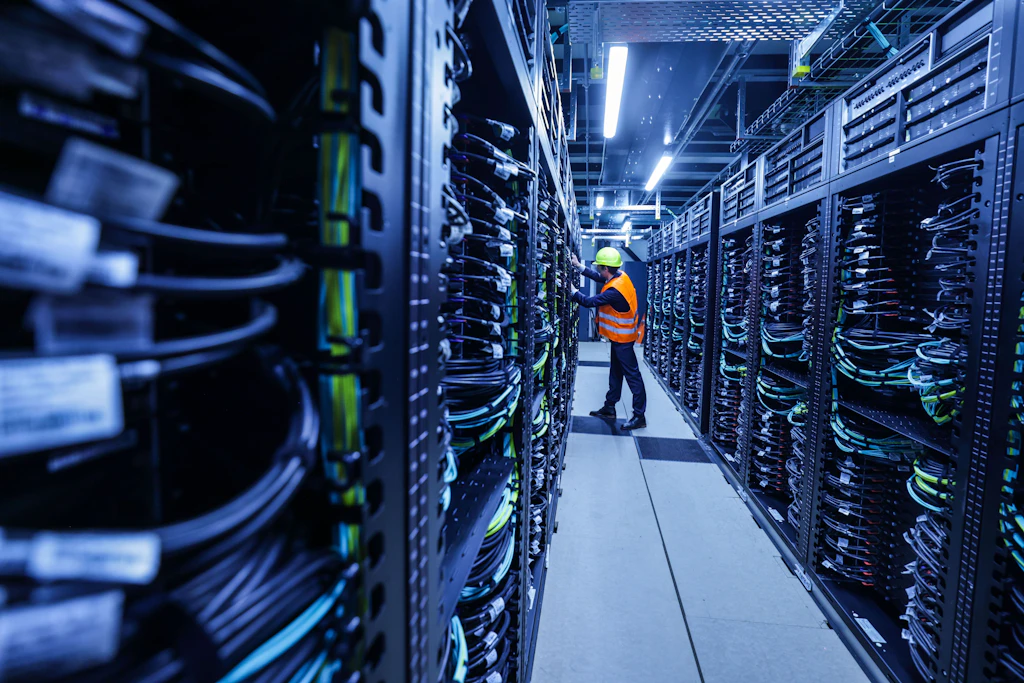 Ein Mitarbeiter arbeitet am Supercomputer Jupiter im Forschungszentrum Jülich. (Symbolbild)
