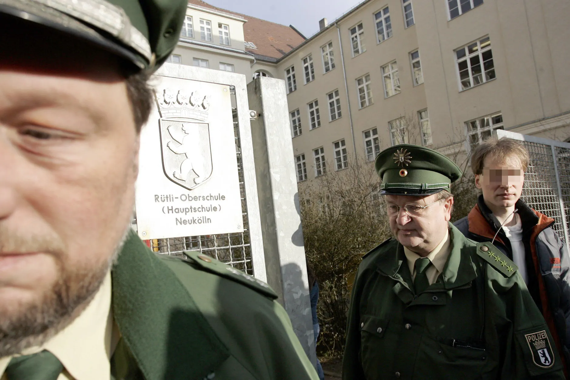 Nach dem Erscheinen des Brandbriefes 2006: Polizisten sind in der Rütli-Schule in Neukölln. Nach dem Hilferuf der Lehrer steht die Schule zunächst unter Polizeischutz.
