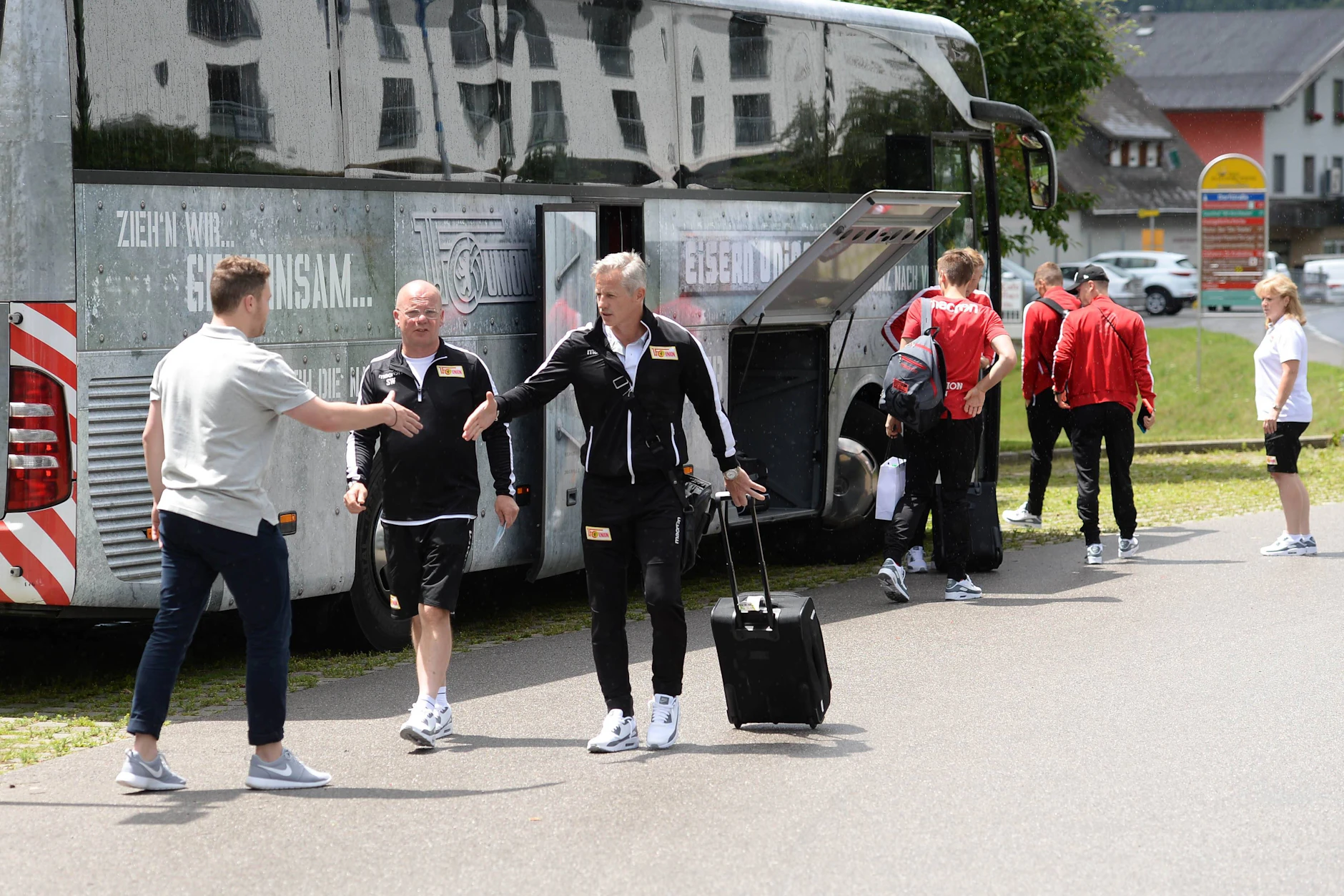 Archivbild von 2017: Trainingslager in Bad Kleinkirchheim, links Betreuer und Busfahrer Sven Weinel neben Trainer Jens Keller. 20 Jahre lang war Weinel für den Verein immer zur Stelle.