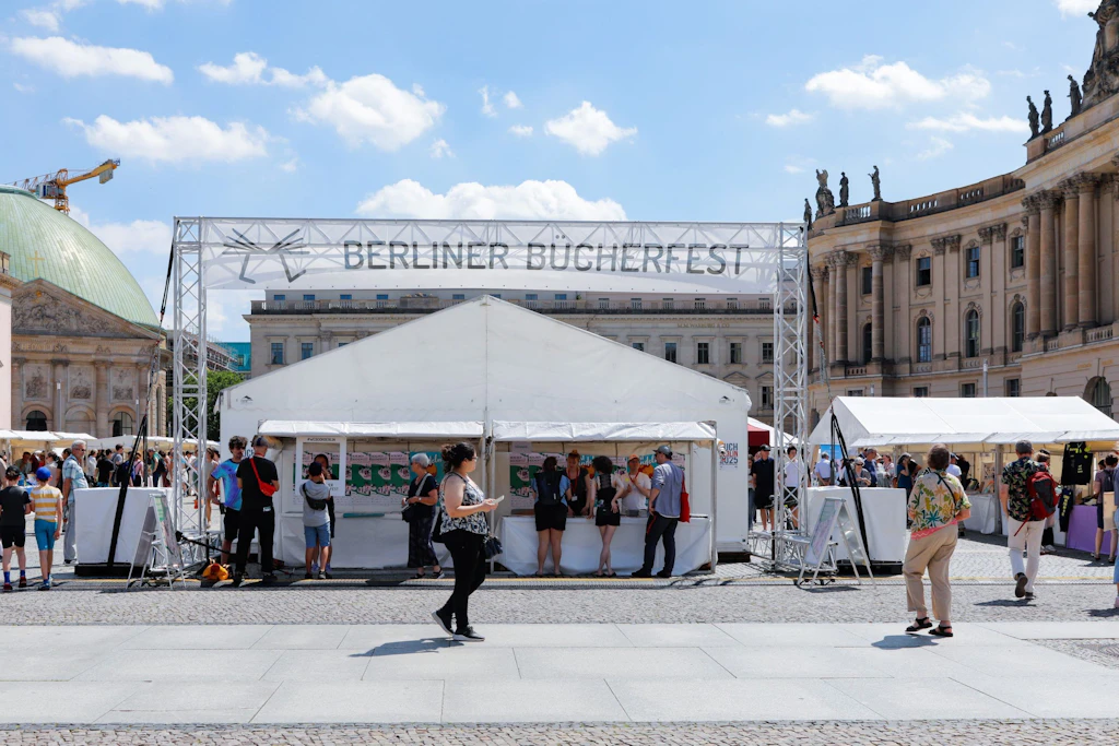 Vor dem Infostand zum Berliner Bücherfest 2025