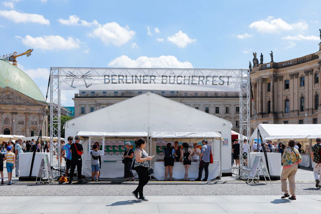 Vor dem Infostand zum Berliner Bücherfest 2025