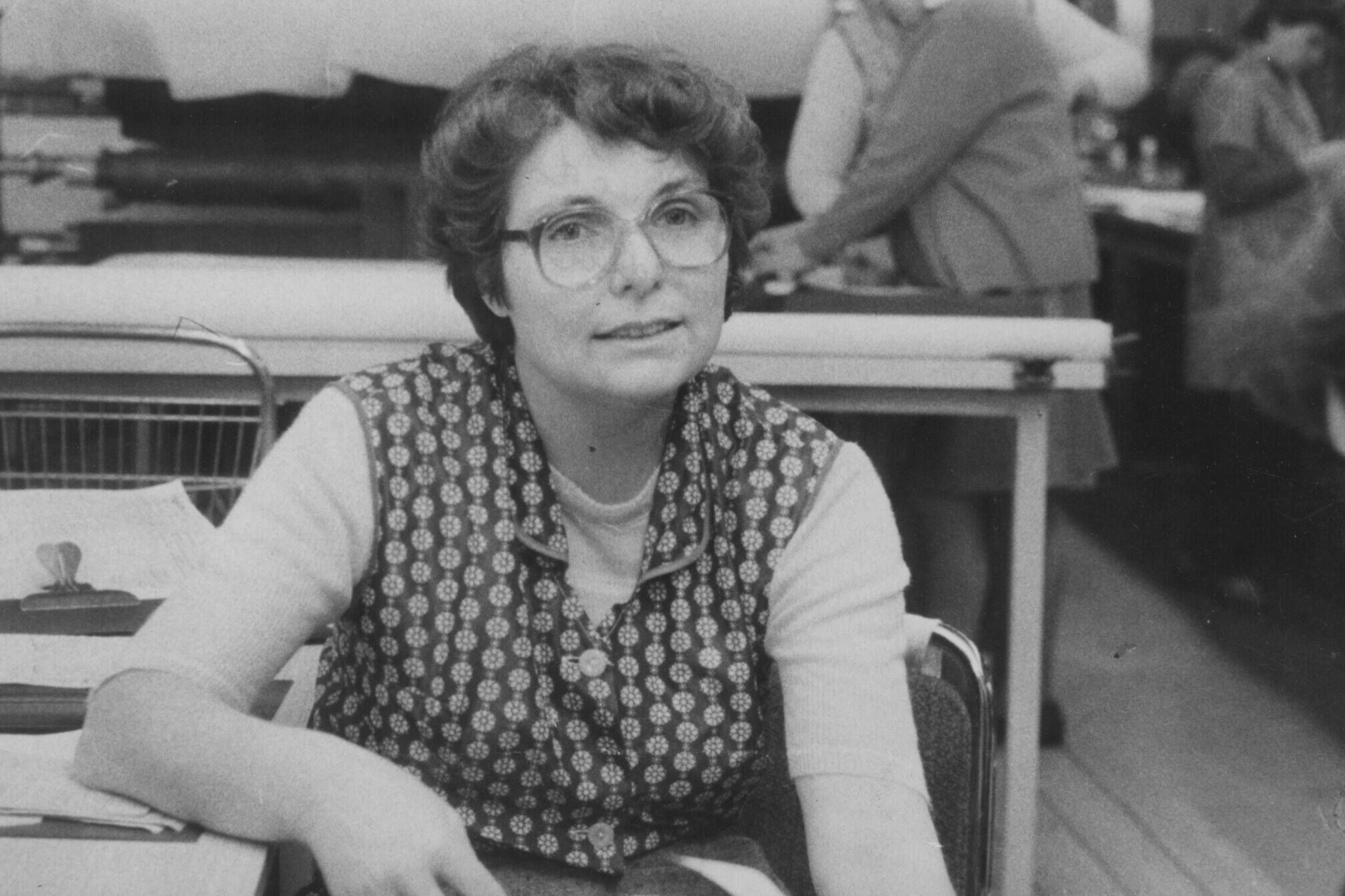 Auf diese Schürzen bezieht sich Liefers: Eine DDR-Frau im März 1985 mit einer Kittelschürze.