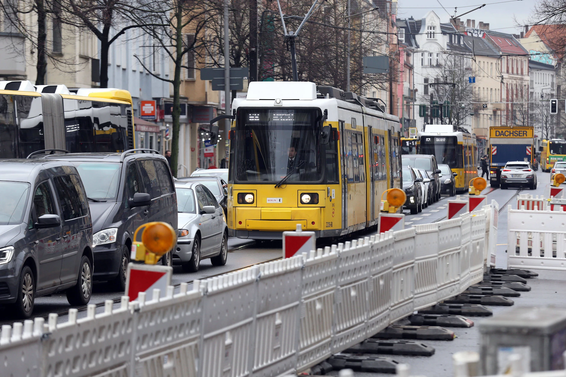 In der Köpenicker Bahnhofstraße herrscht schon seit Wochen Chaos. Hier gibt es immer wieder Stau, weil am Bahnhof Köpenick gebaut wird – und das noch für eine ganze Weile.