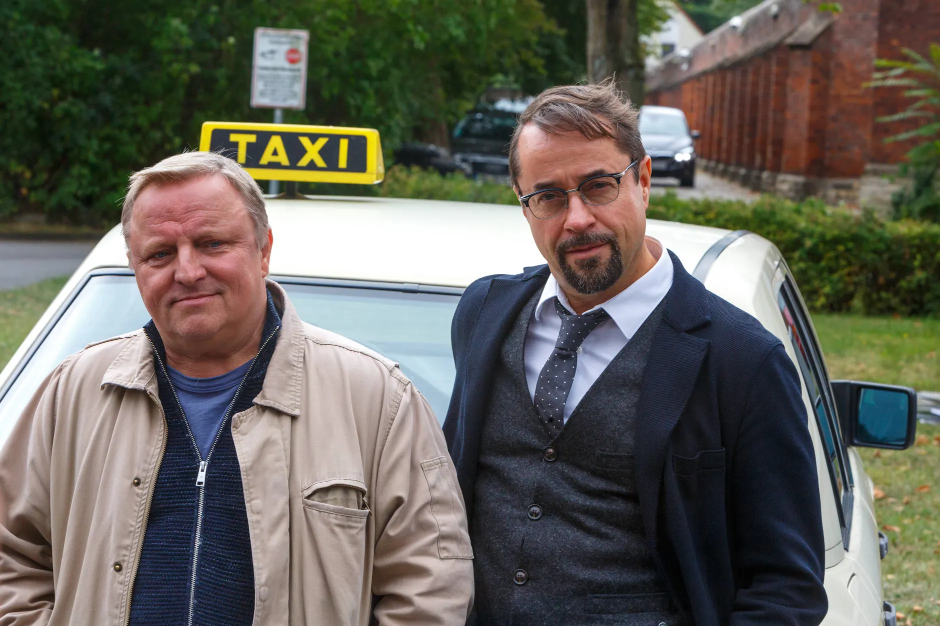 Axel Prahl (l.) und Jan Josef Liefers spielen beide im Münster „Tatort“ mit.