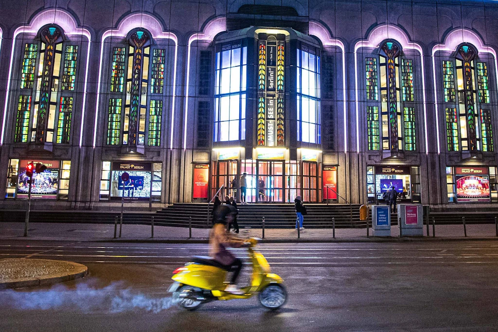 Die Touristen, die den Friedrichstadt-Palast besuchen, bescheren der Berliner Wirtschaft die meisten Rückflüsse.