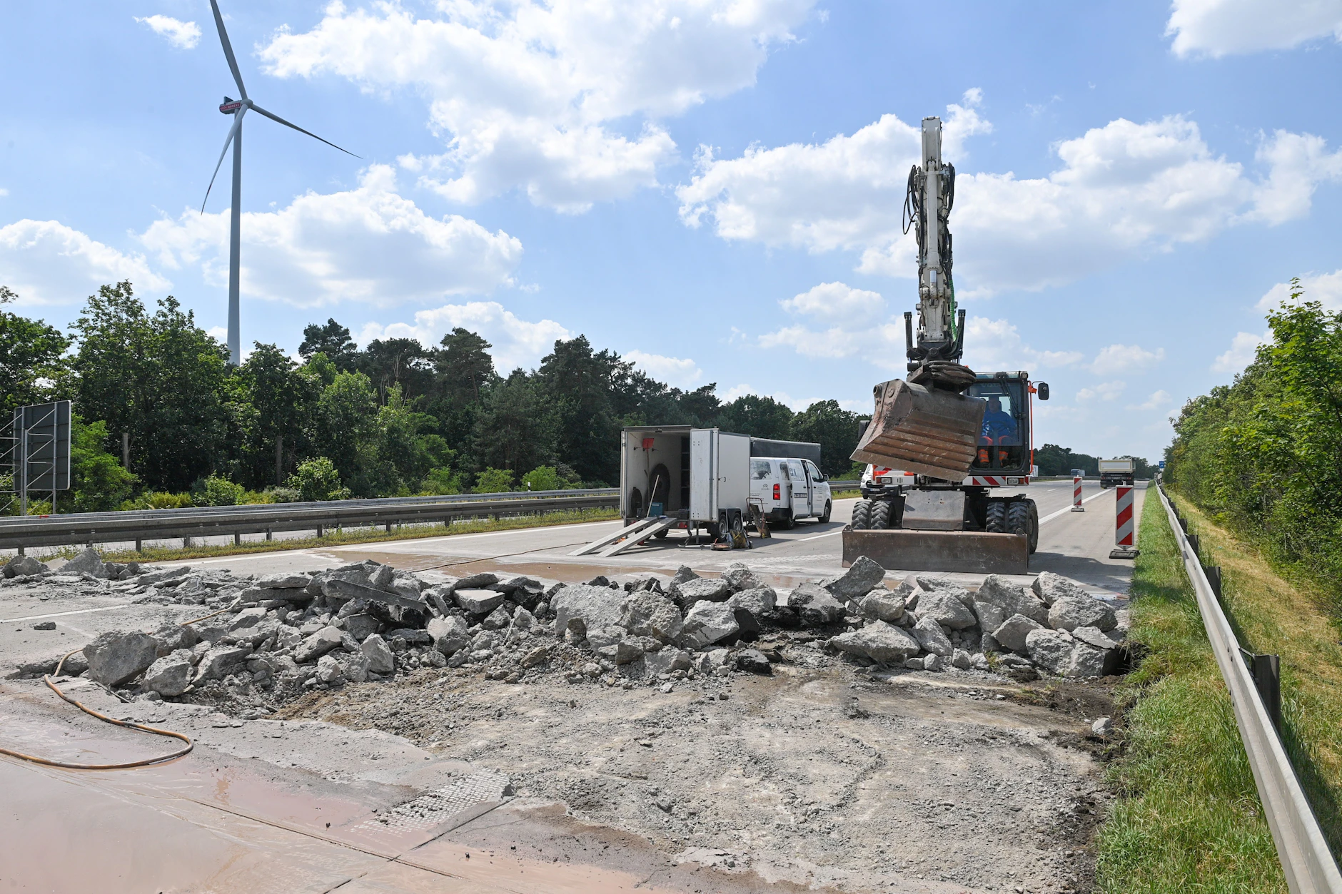 Ein Bagger bricht auf der Autobahn A2 in Fahrtrichtung Hannover die Fahrbahndecke auf.