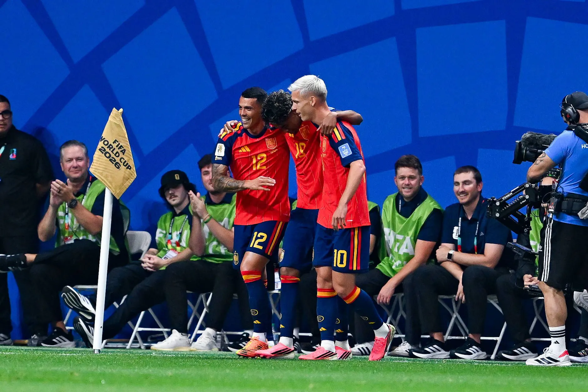 Mögliches deutsches Halbfinale: Spaniens Lamine Yamal (M.) bejubelt mit Pedro Porro (l.) und Dani Olmo einen Treffer.