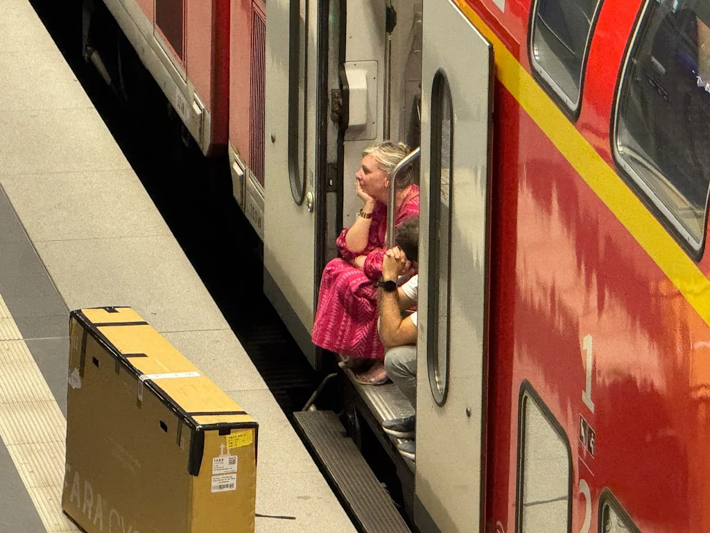 Nichts geht mehr – auch in Berlin nicht. Am Abend des 23. Juni wartet ein gestrandeter Zug im Hauptbahnhof auf die Weiterfahrt.
