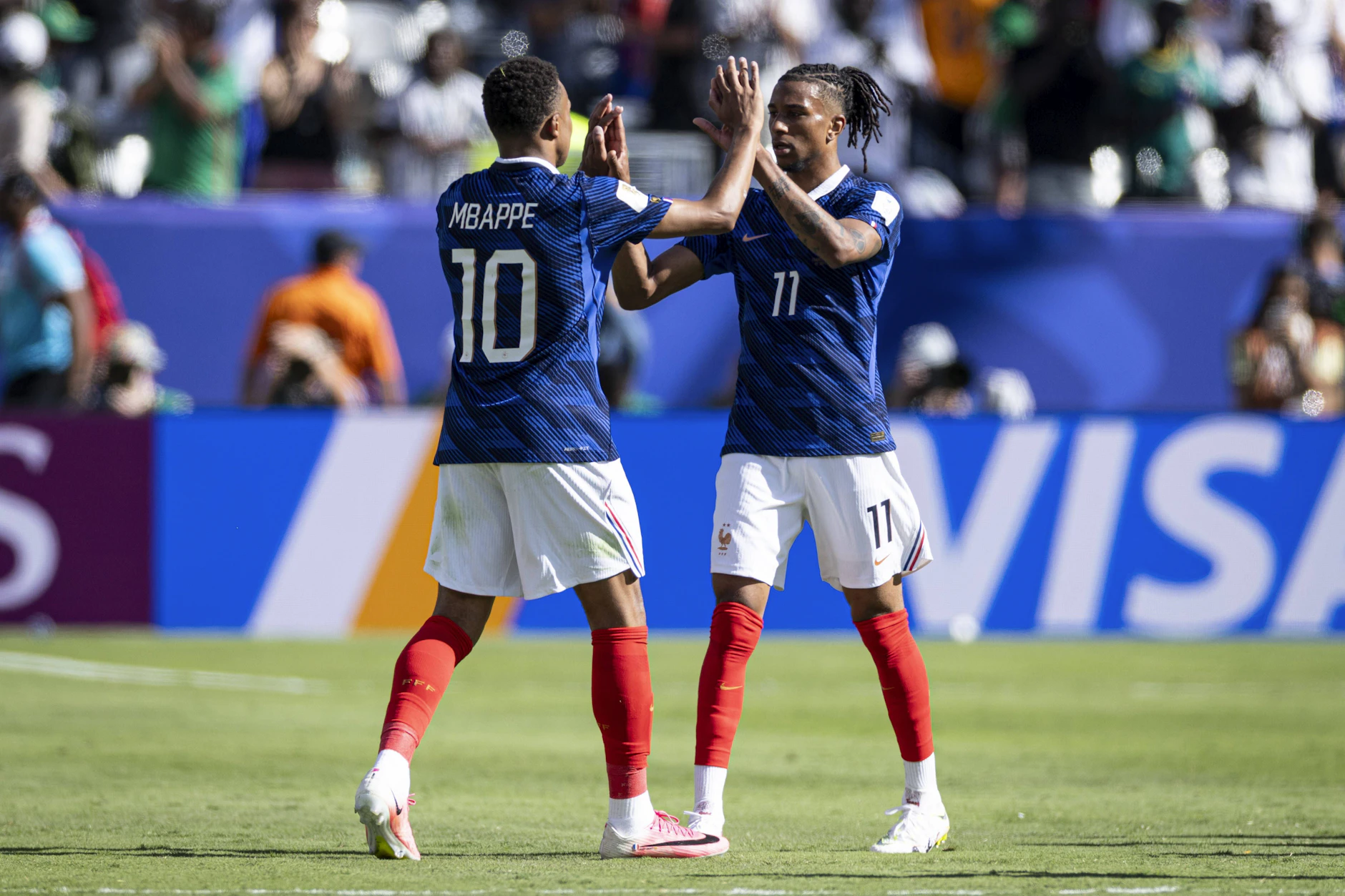 Schon im Achtelfinale ein Hammer-Los: Frankreichs Superstar Kylian Mbappé (l.) bejubelt mit Michael Olise einen Treffer.