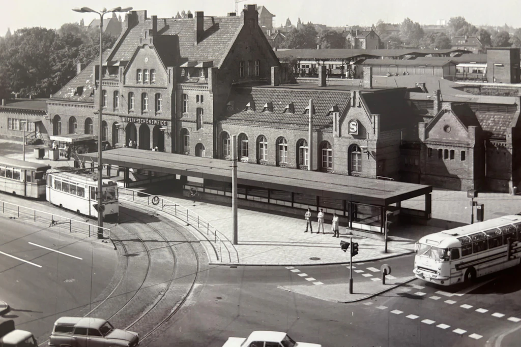 Verkehrsknotenpunkt Bahnhof Schöneweide 1974. Das Gebäude, in dem der langjährige Volksbühnen-Intendant Frank Castorf eine Reichsbahn-Lehre absolvierte, wird erneuert.
