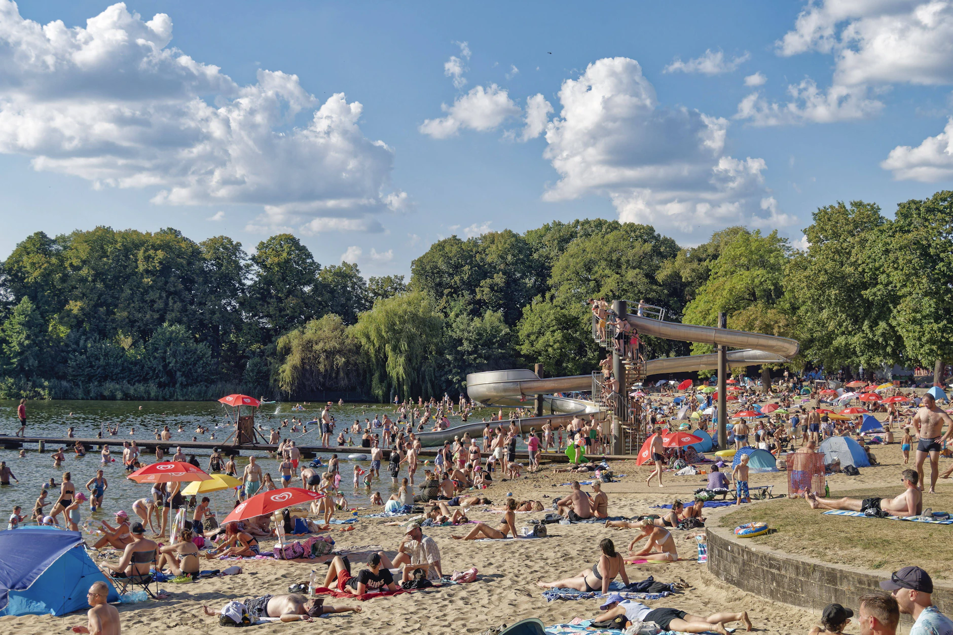 Berliner Badeseen sind jedes Jahr überfüllt. Umso mehr muss man auf seine Mitmenschen achten.