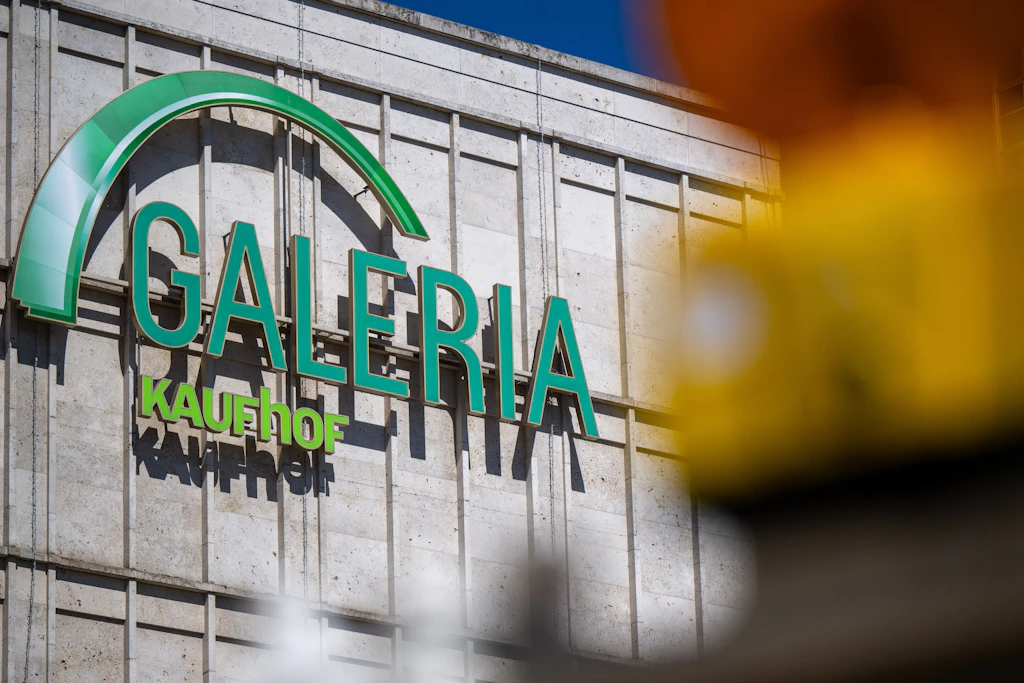 Blick auf das Logo der Galeria Kaufhof am Kaufhaus am Alexanderplatz