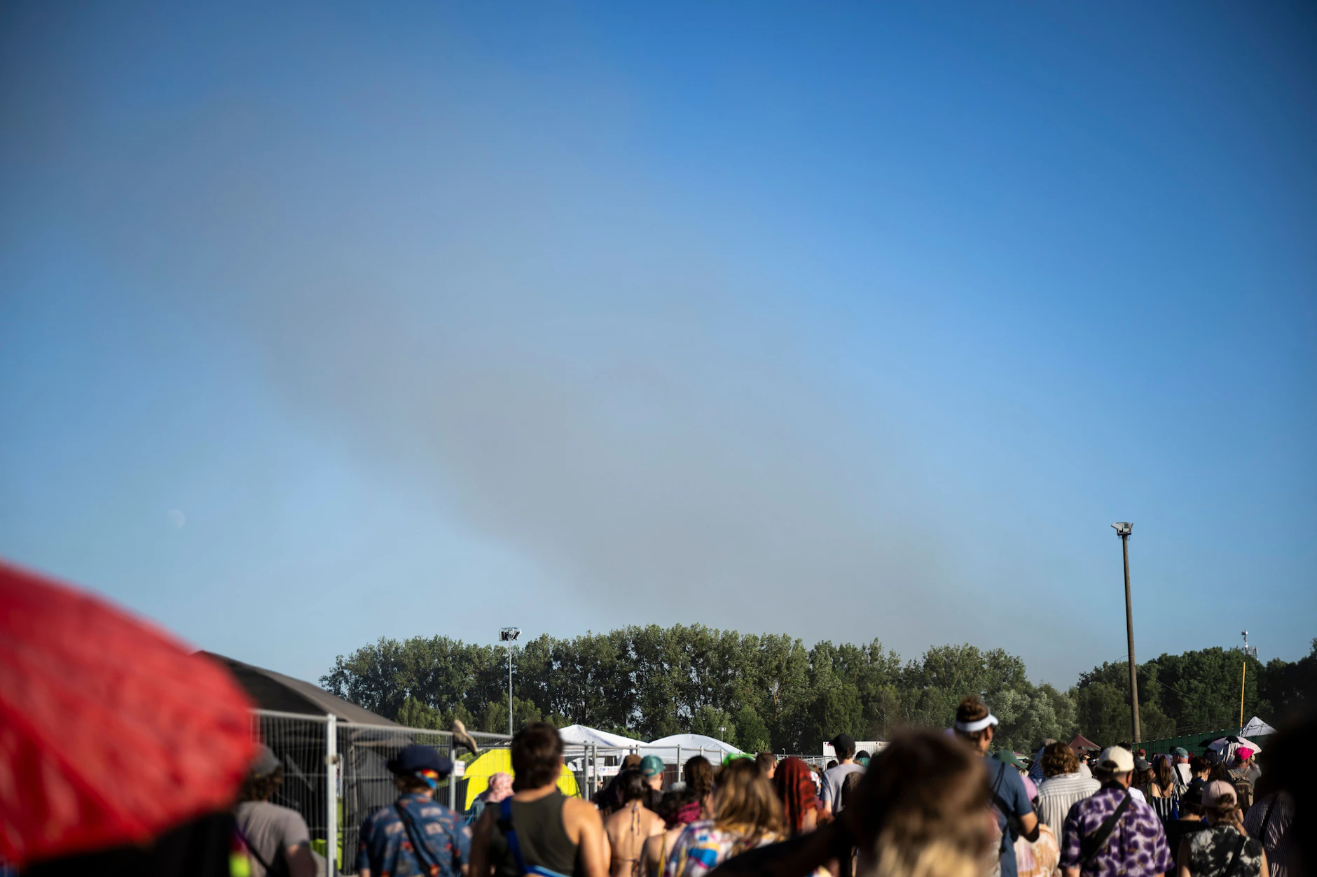 Eine Rauchsäule steigt unweit des Festivalgeländes der Fusion in die Luft.