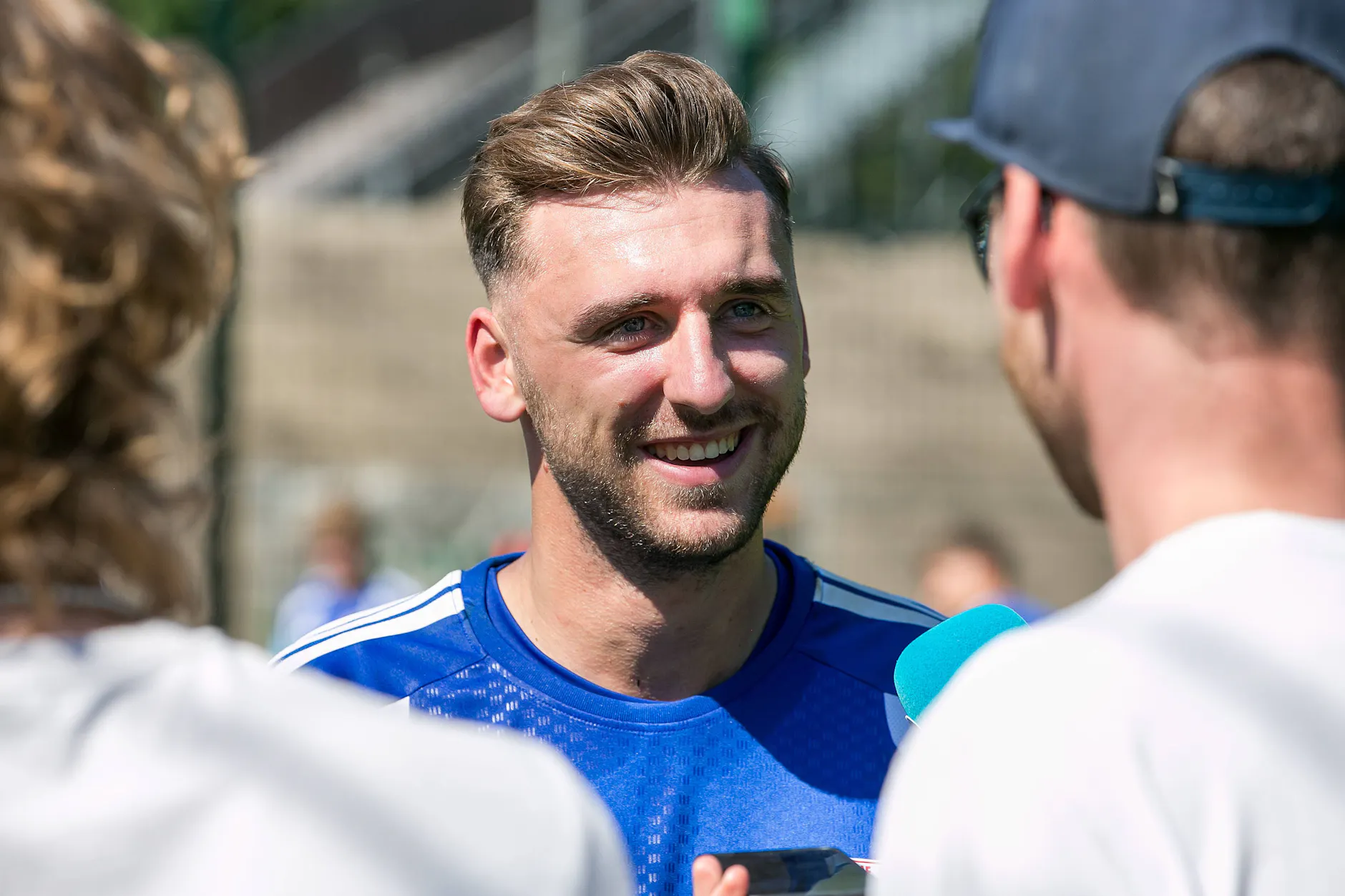 Die neue Nummer eins: Torhüter Marcel Lotka im Gespräch nach dem Training
