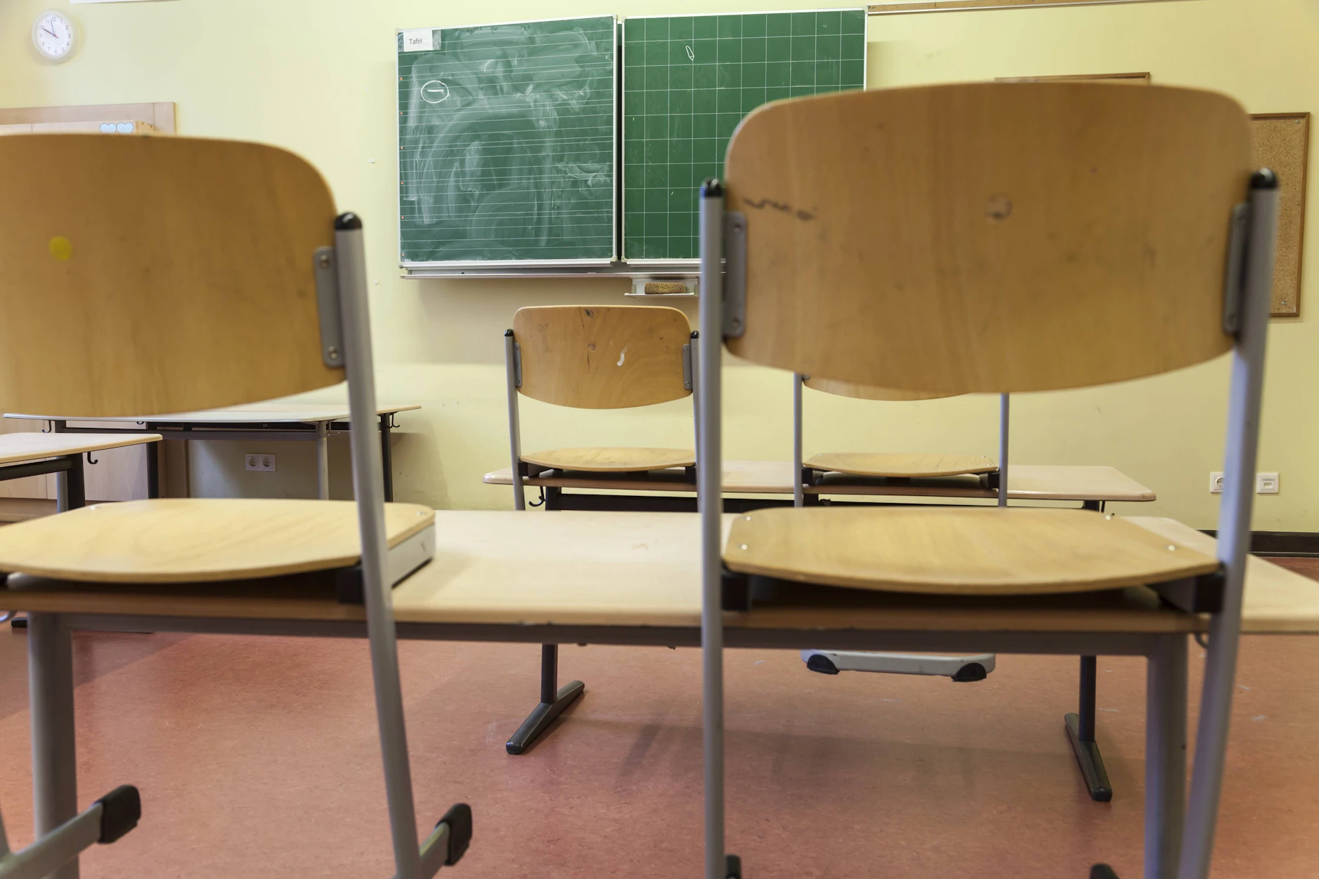 Wie stark sich ein Klassenraum erhitzt, ist unterschiedlich. Grundsätzlich sind die Schulgebäude aber alle nicht gut für diese Hitze präpariert.