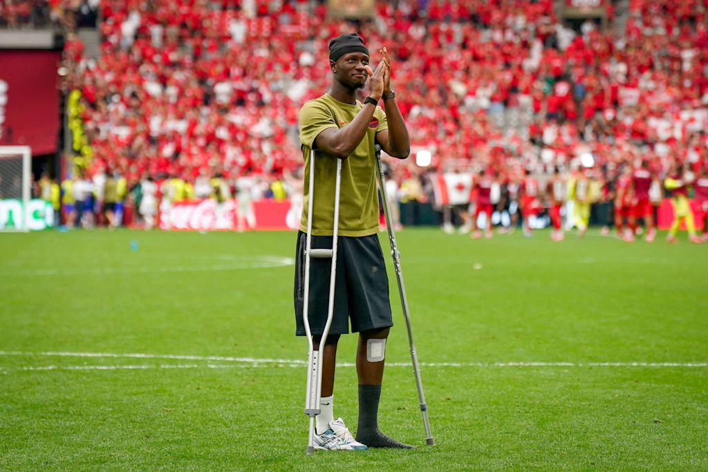 Von den kanadischen Fans gefeiert: Der verletzte Ismael Koné kehrt ins Stadion zurück.