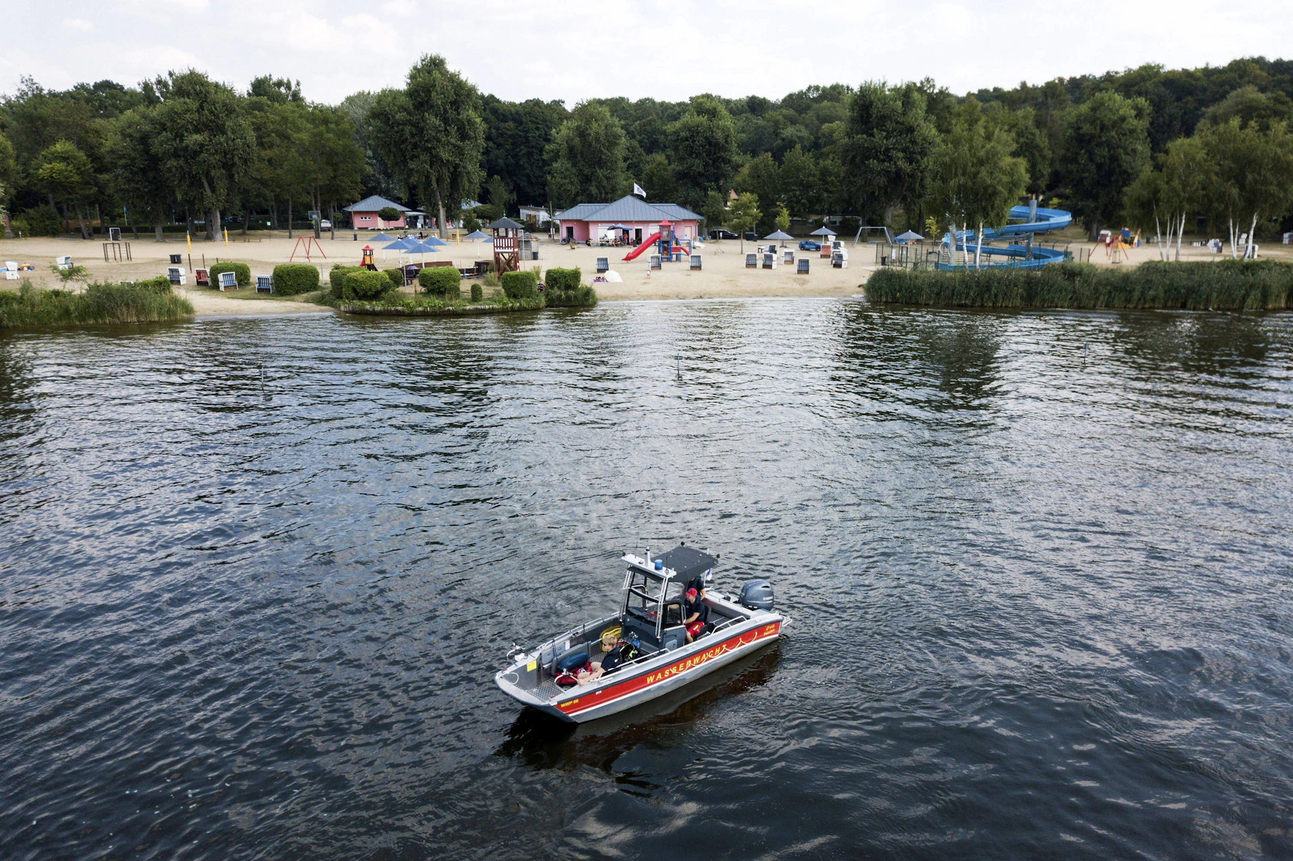 Die DLRG warnt vor zu voreiligen Entschlüssen an Badeseen.
