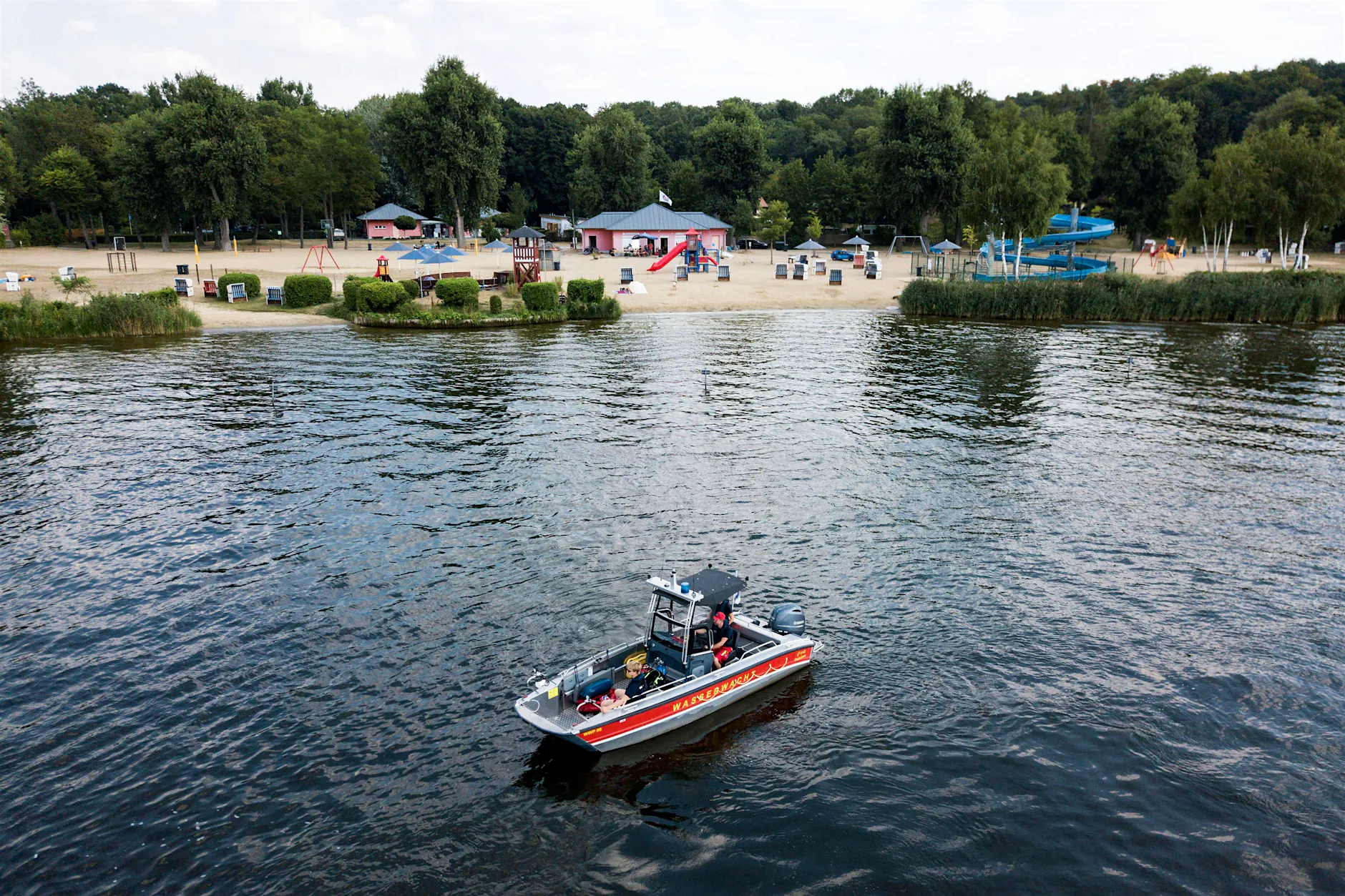 DLRG Brandenburg warnt: Dieser Fehler am See kann lebensgefährlich werden