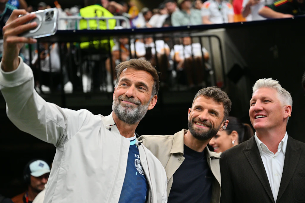 Jürgen Klopp (l.) beim ersten WM-Spiel des DFB-Teams mit den Ex-Nationalspielern Bastian Schweinsteiger (r.) und Thomas Müller