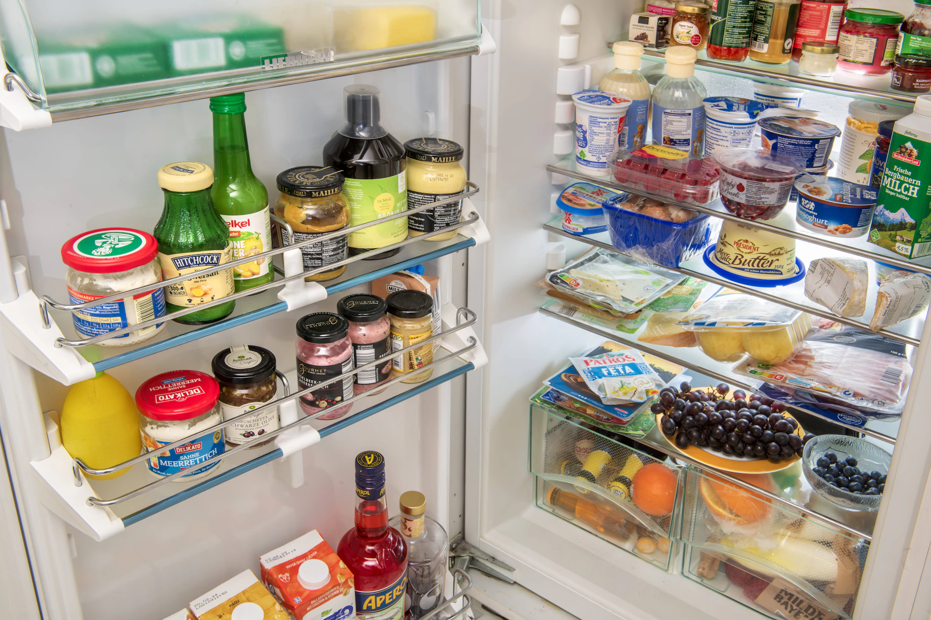 Der Kühlschrank will korrekt befüllt werden. Fleisch gehört beispielsweise in das kälteste Fach, meist unten auf die Glasplatte.