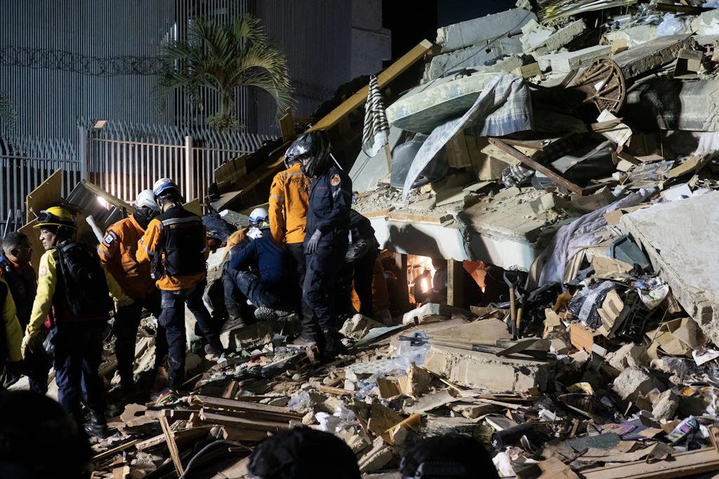 Rettungskräfte durchsuchen die Trümmer eines eingestürzten Gebäudes nach einem starken Erdbeben in Caracas.