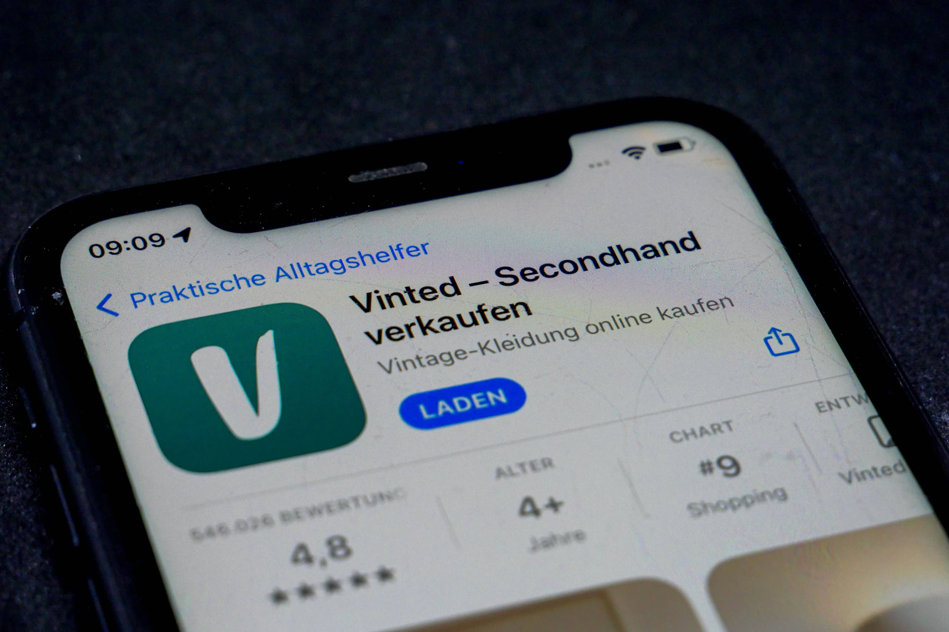 Vinted-User sind auf merkwürdige Anzeigen aufmerksam geworden, die auf Kinderhandel hindeuten.