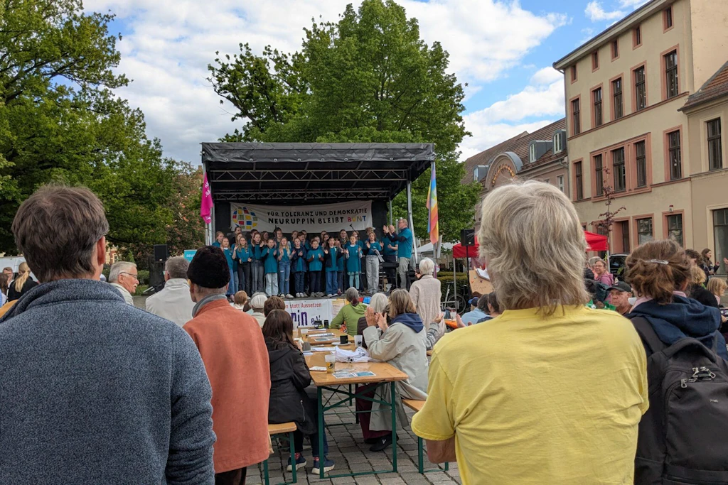 Friedensfest des Bündnisses „Neuruppin bleibt bunt“ am 8. Mai. Mit der&nbsp; SPD hat man auch Frieden geschlossen.