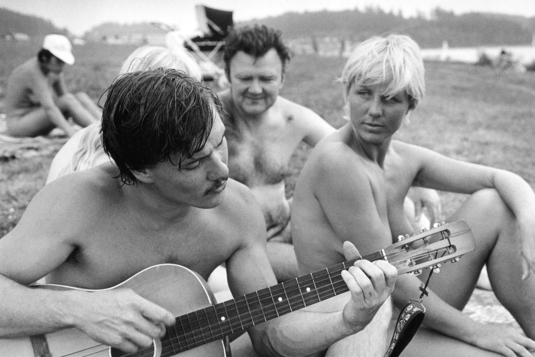 FKK gehörte zu DDR-Zeiten dazu. Aber offenbar fand es nicht jeder gut, wenn junge Menschen sich entblößten. Das zeigt ein Aktenblatt aus den Stasi-Unterlagen.