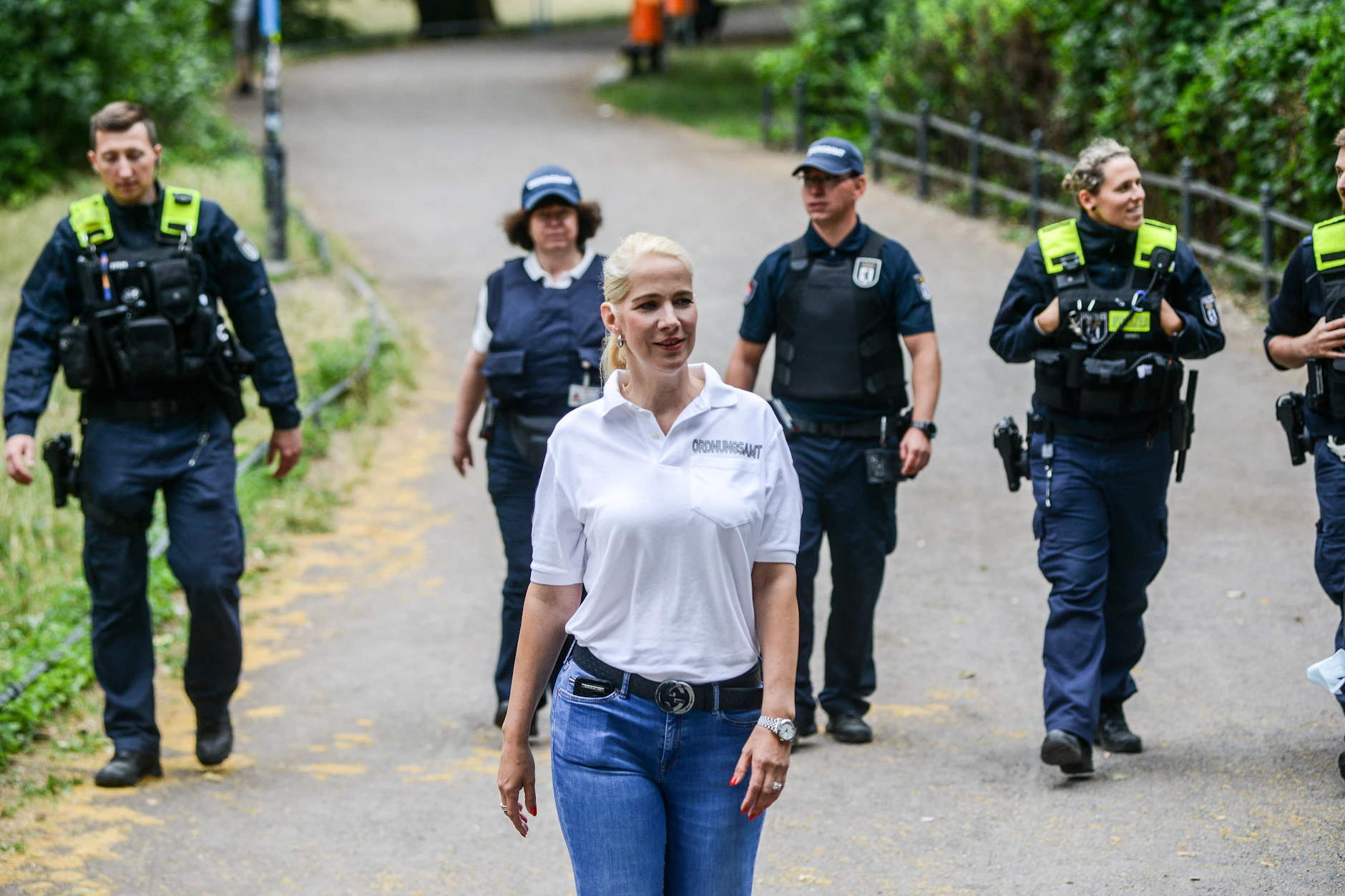 Stadträtin Manuela Anders-Granitzki mit Kollegen des Ordnungsamts und der Polizei im Berliner Park Weißensee auf Kontrolle unterwegs.