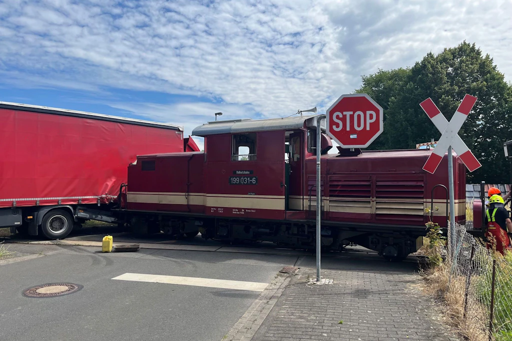 Ein Lkw stieß am Oschatzer Bahnübergang mit der Döllnitzbahn zusammen