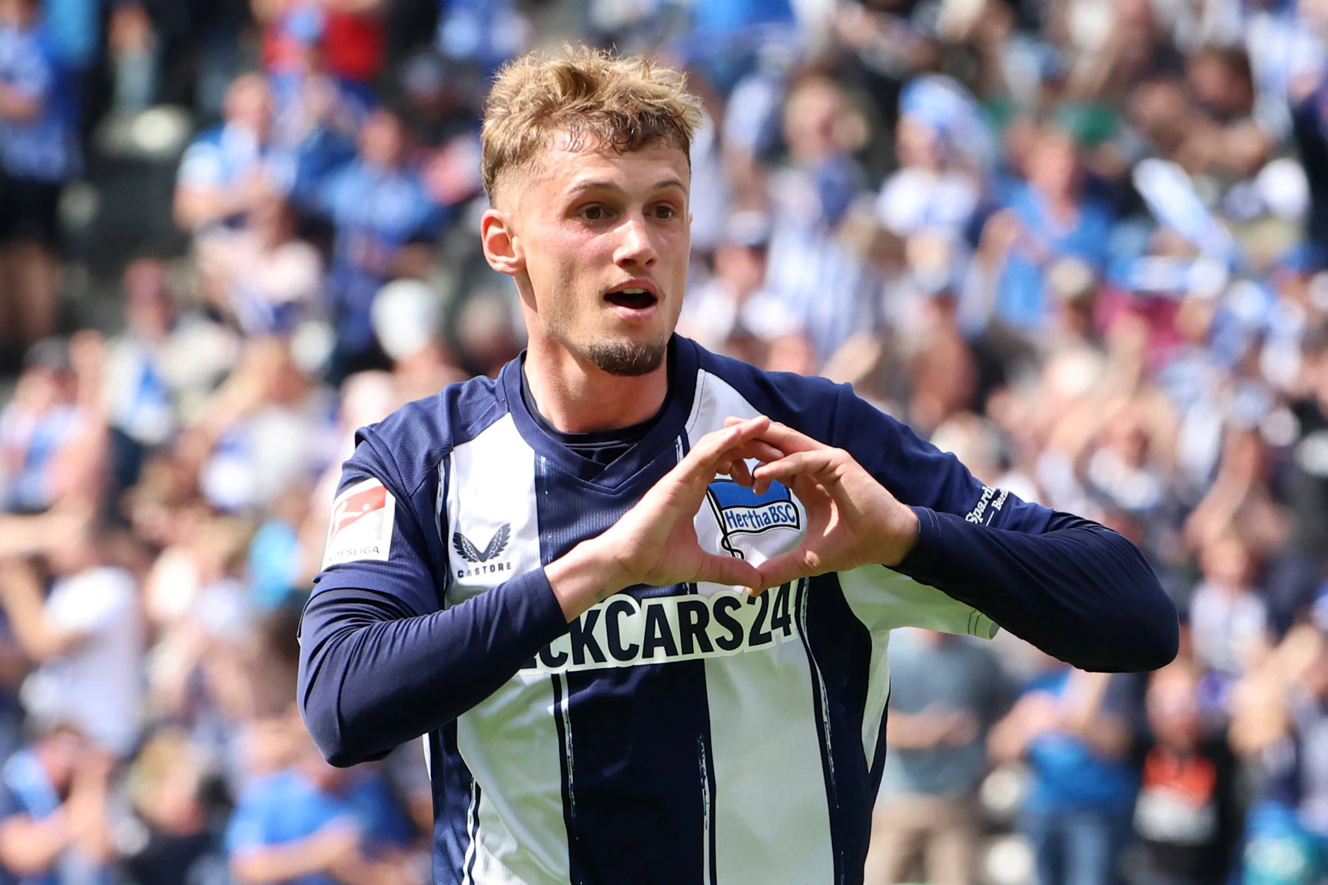 Michael Cuisance jubelte bei letzte Heimspiel der Saison gegen Fürth mit Herz-Gestik. Jetzt verlässt er Hertha BSC.