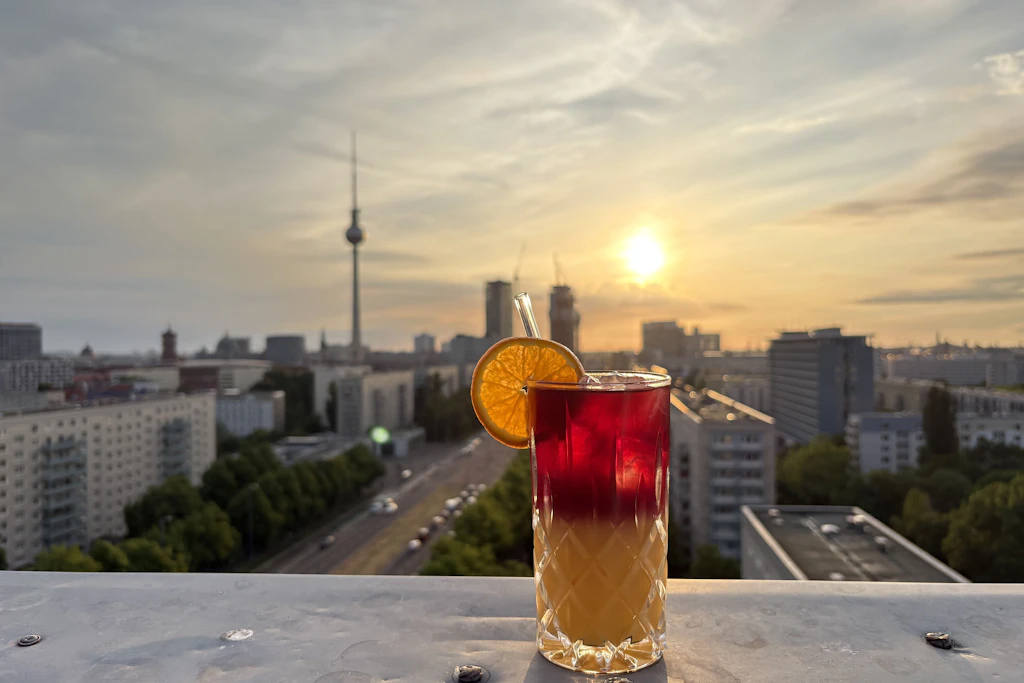 Wie ein flüssiger Sonnenuntergang: der Moulin Rouge im Place One in Friedrichshain