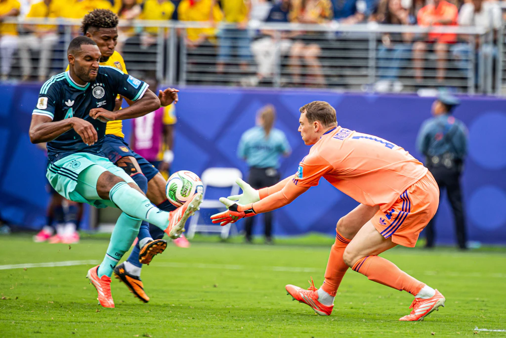Abstimmungsprobleme wie in dieser Situation zwischen Jonathan Tah und Manuel Neuer (v.l.) darf sich die deutsche Nationalmannschaft im Sechzehntelfinale nicht zu häufig leisten.