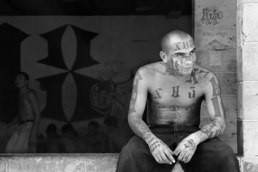 „Gangs kontrollierten ganze Territorien – man konnte teils nicht einmal von einer Straße zur nächsten gehen, ohne bedroht zu werden. Erpressung war Alltag.“