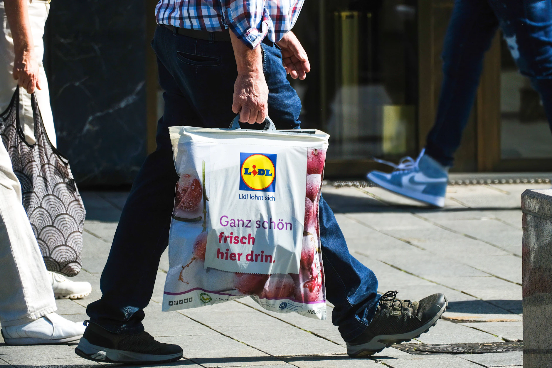 Wer vom Supermarkt nach Hause einen längeren Weg hat, sollte aktuell auf Kühltaschen zurückgreifen.