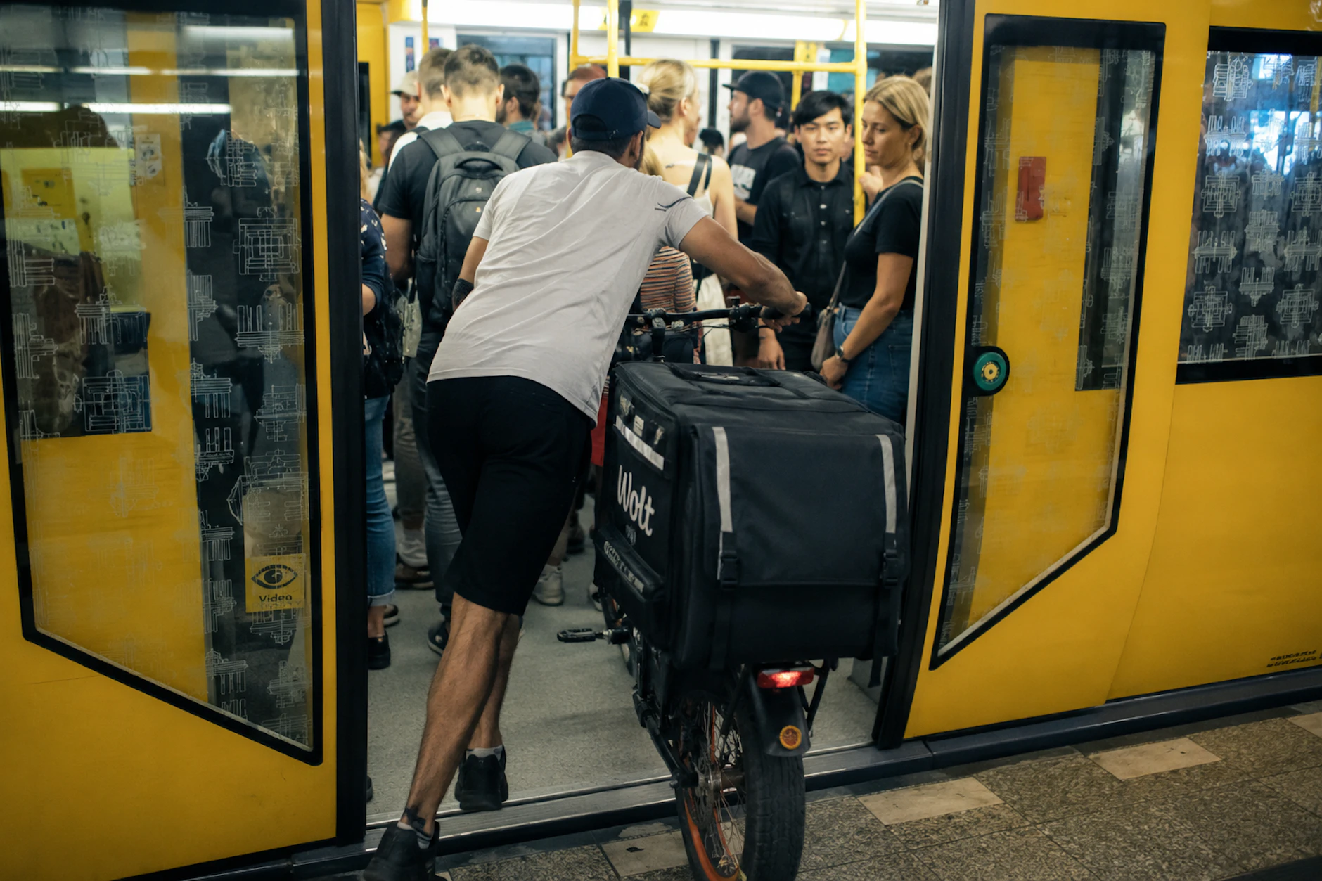 Symbolfoto: Lastenräder quetschen sich immer wieder in überfüllte U-Bahnen.