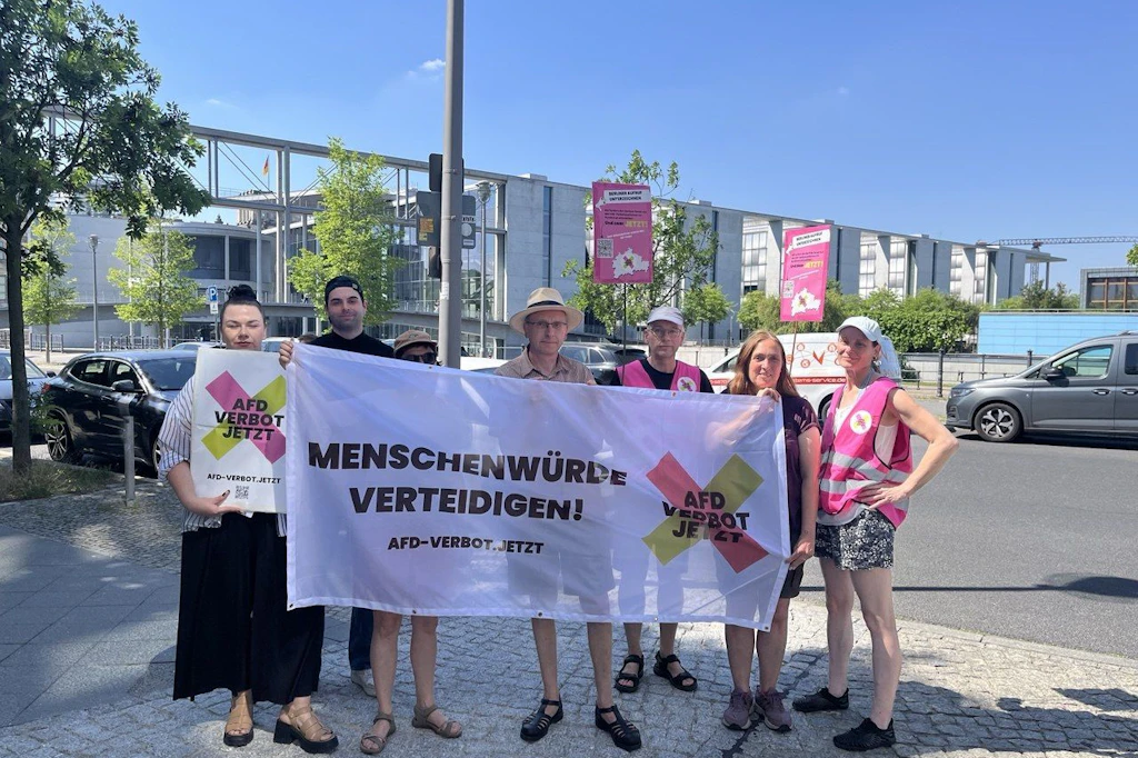 In der Bundespressekonferenz wurde das Gutachten vorgestellt: Vor dem Haus der Bundespressekonferenz die Forderung nach „Afd-Verbot.Jetzt“. Wobei die Anzahl der Teilnehmer an dieser Aktion überschaubar blieb.