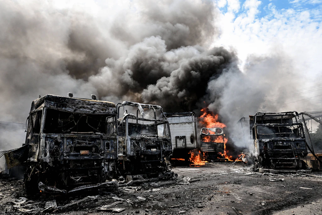 Brennende Lastwagen nach einem russischen Drohnenangriff in Saporischschja, Ukraine, im Juni 2026.