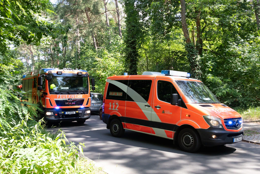 An der Krummen Lanke in Berlin reanimierten die Rettungskräfte am Donnerstag einen Jugendlichen.