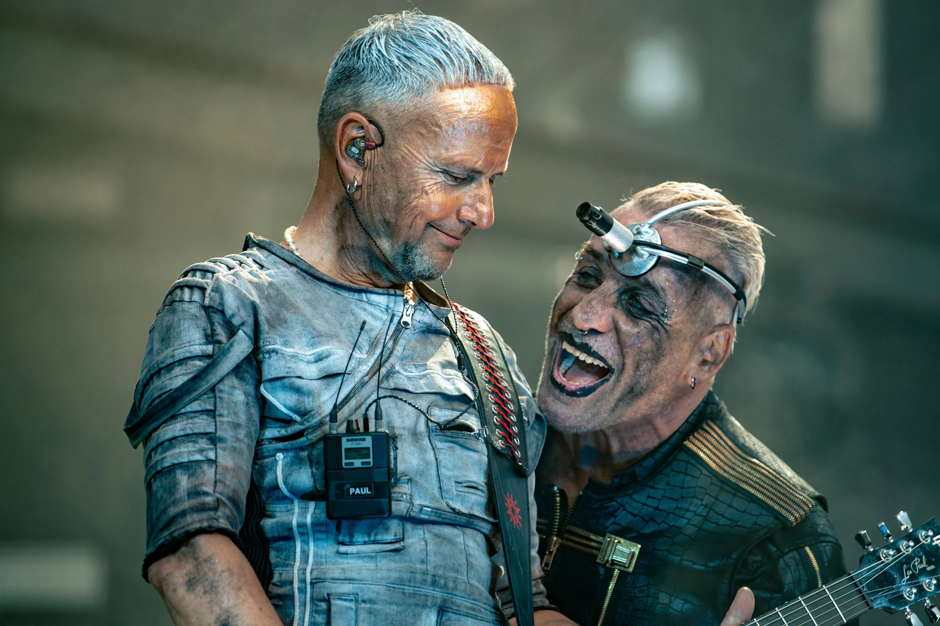 Paul Landers und Till Lindemann bei einem Konzert von Rammstein auf der Bühne. Überraschen die Rocker ihre Fans bald mit einem neuen Album?