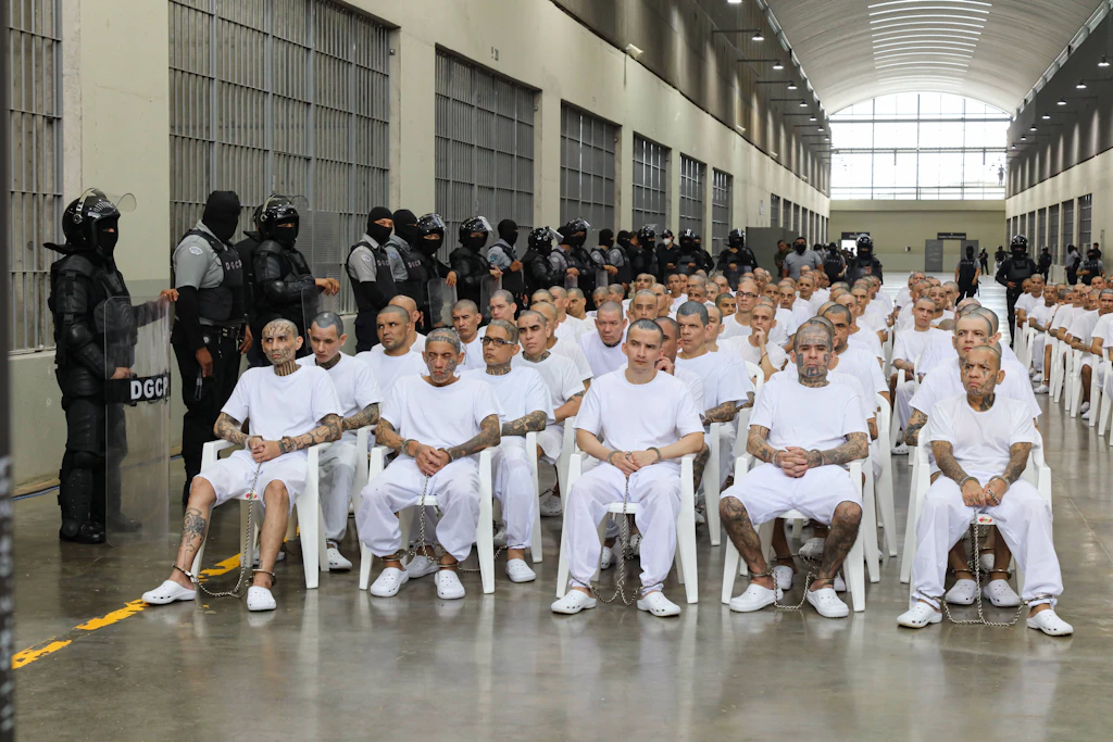 „Human Rights Watch hat El Salvador vor 2019 kaum erwähnt. Plötzlich, als Bukele kam, ging es nur noch um die Rechte der Gang-Mitglieder im Gefängnis – nie um die Opfer. Das finde ich bizarr.“