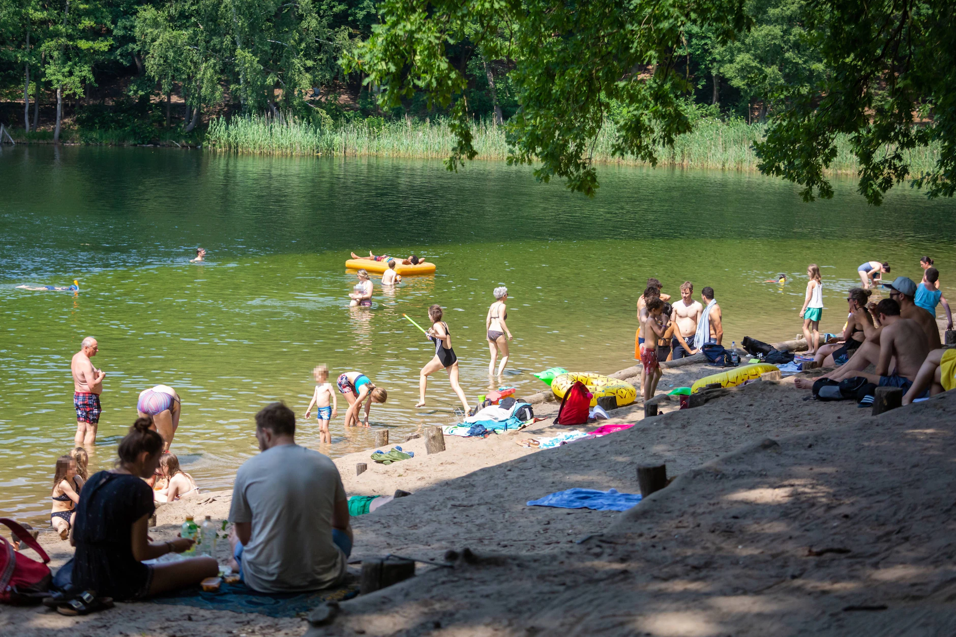 Die Krumme Lanke im Süden Berlins. Ein beliebtes Badeziel. Aktuell ist das Gewässer noch nicht „gekippt“.