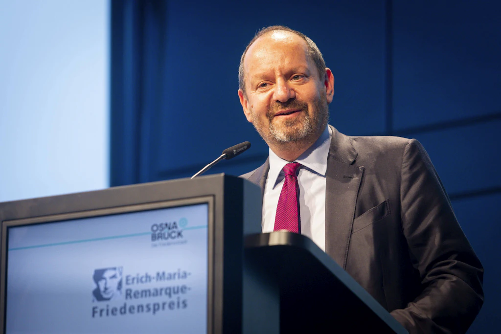 Philippe Sands beim 17. Erich-Maria-Remarque-Friedenspreis im Juni 2025 in Osnabrück