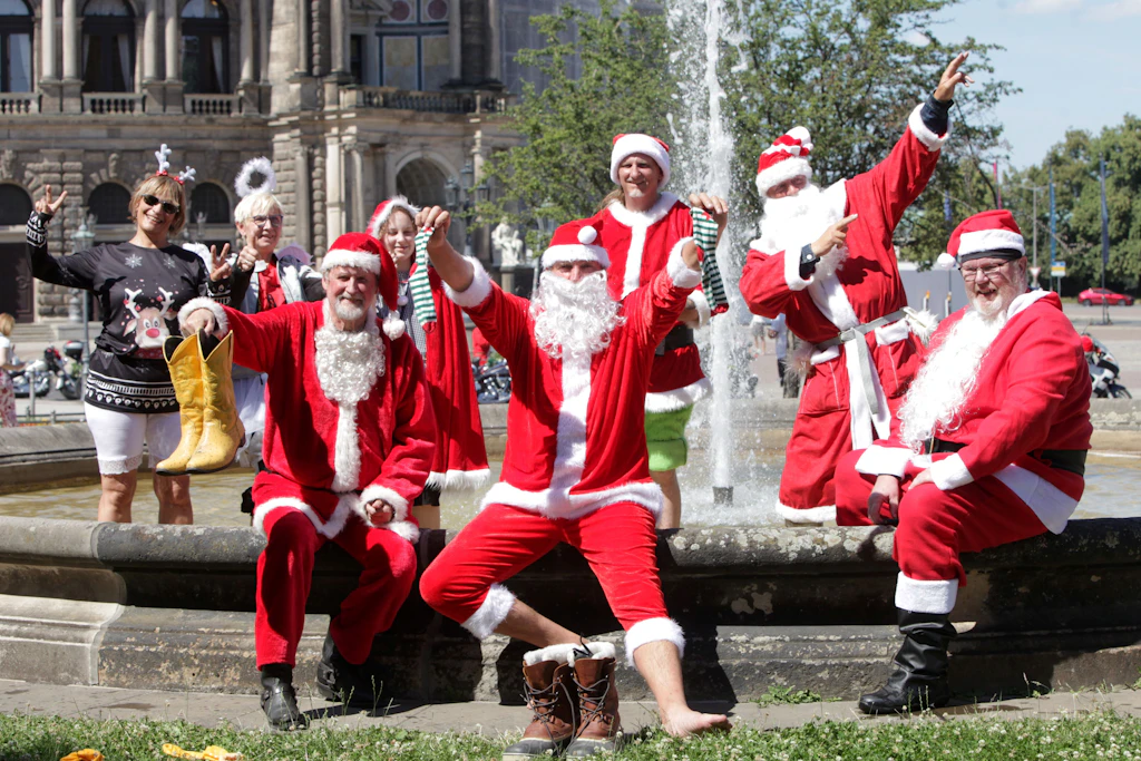 Hitzewelle in Sachsen: Die Weihnachtsmänner machten das Beste daraus.