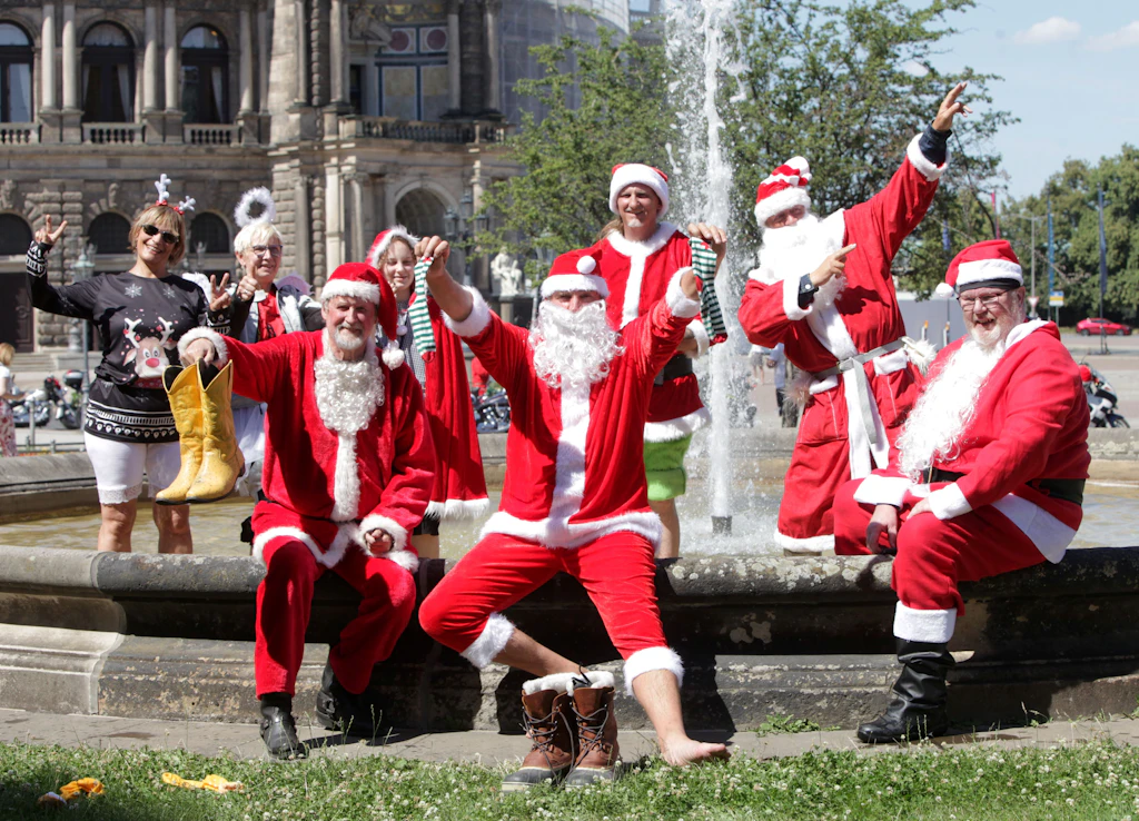 33 Grad im Schatten: Warum diese Weihnachtsmänner gern schwitzen