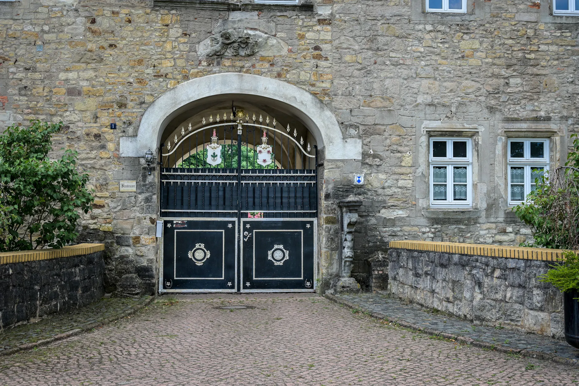 Imposanter Eingang zum Schloss Schochwitz.