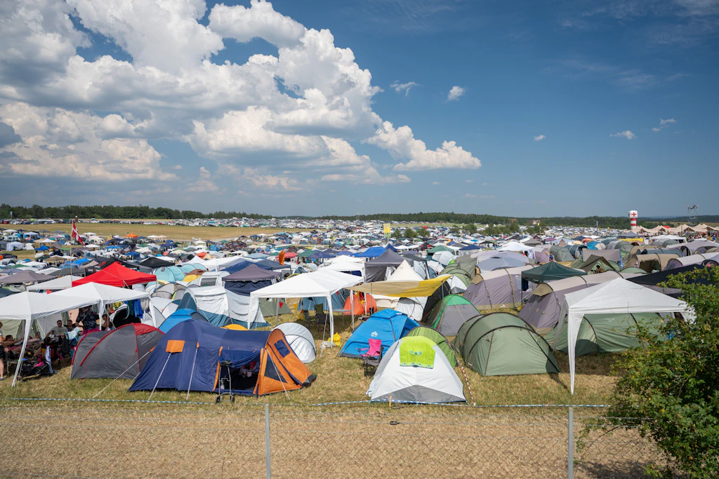 Die meisten Festivals haben kaum Schattenplätze. Bei Hitze ist eine gründliche Vorbereitung seitens Besucher und Veranstalter daher umso wichtiger.