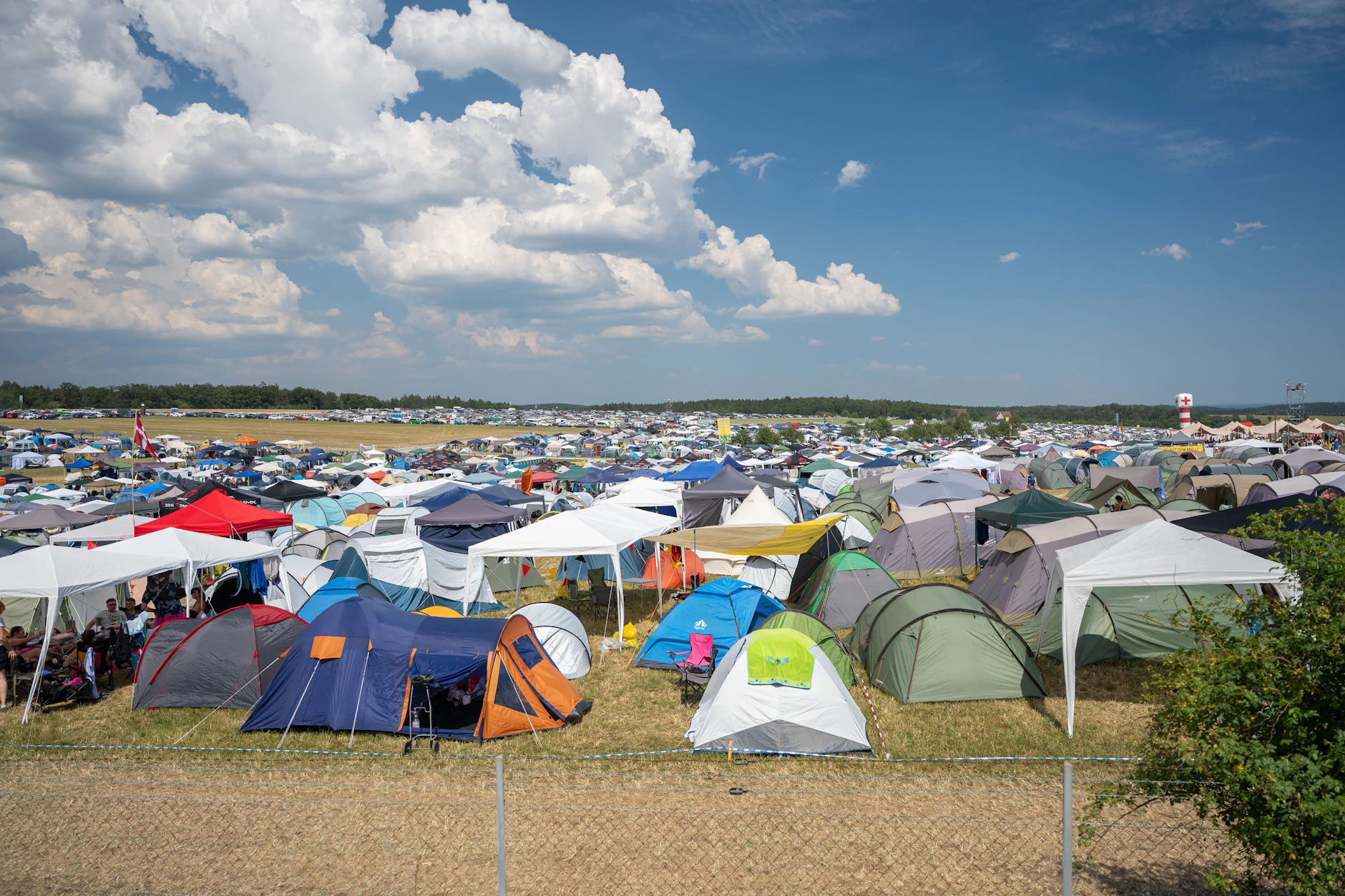 Die meisten Festivals haben kaum Schattenplätze. Bei Hitze ist eine gründliche Vorbereitung seitens Besucher und Veranstalter daher umso wichtiger.